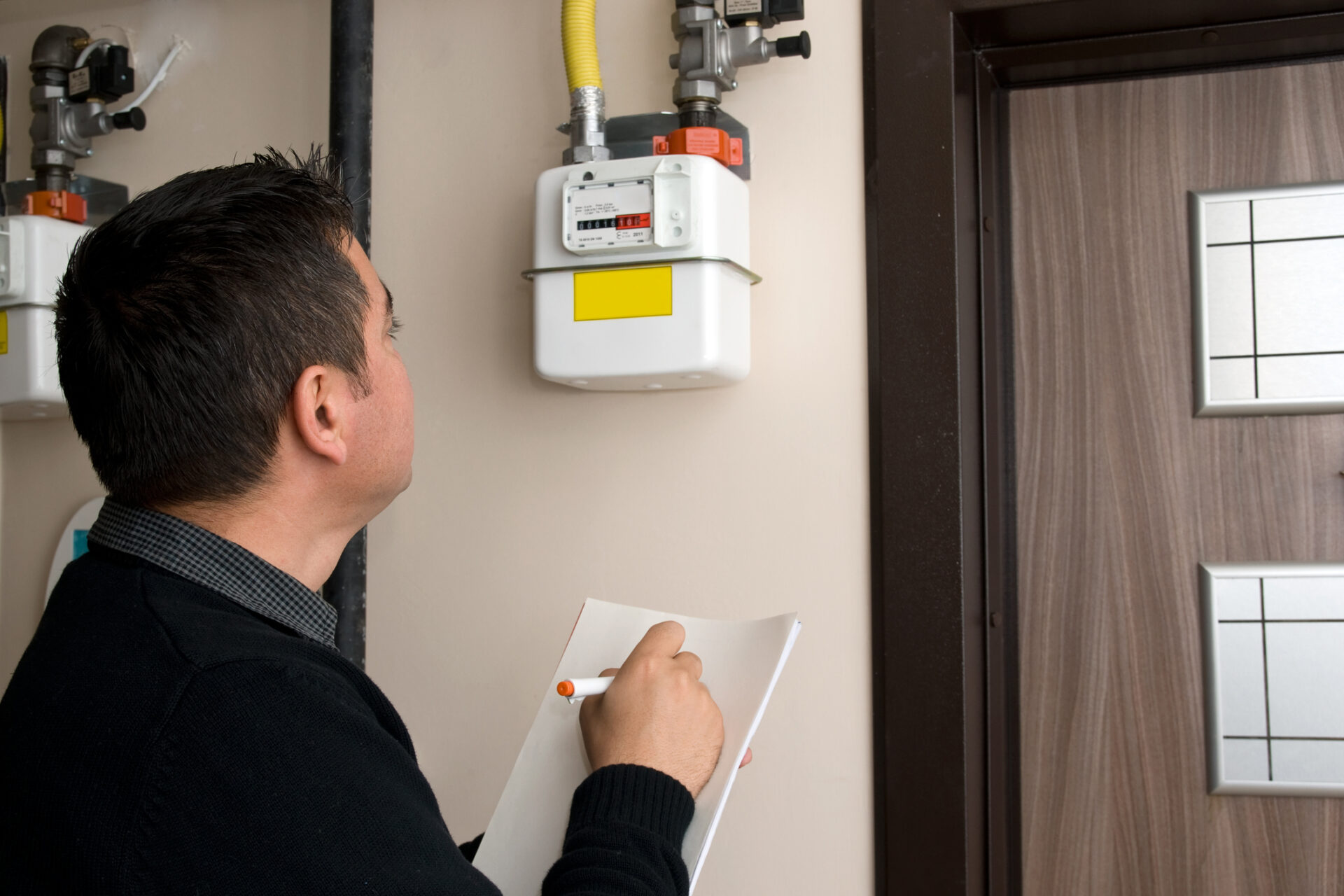 Man leest meterstand gasmeter af