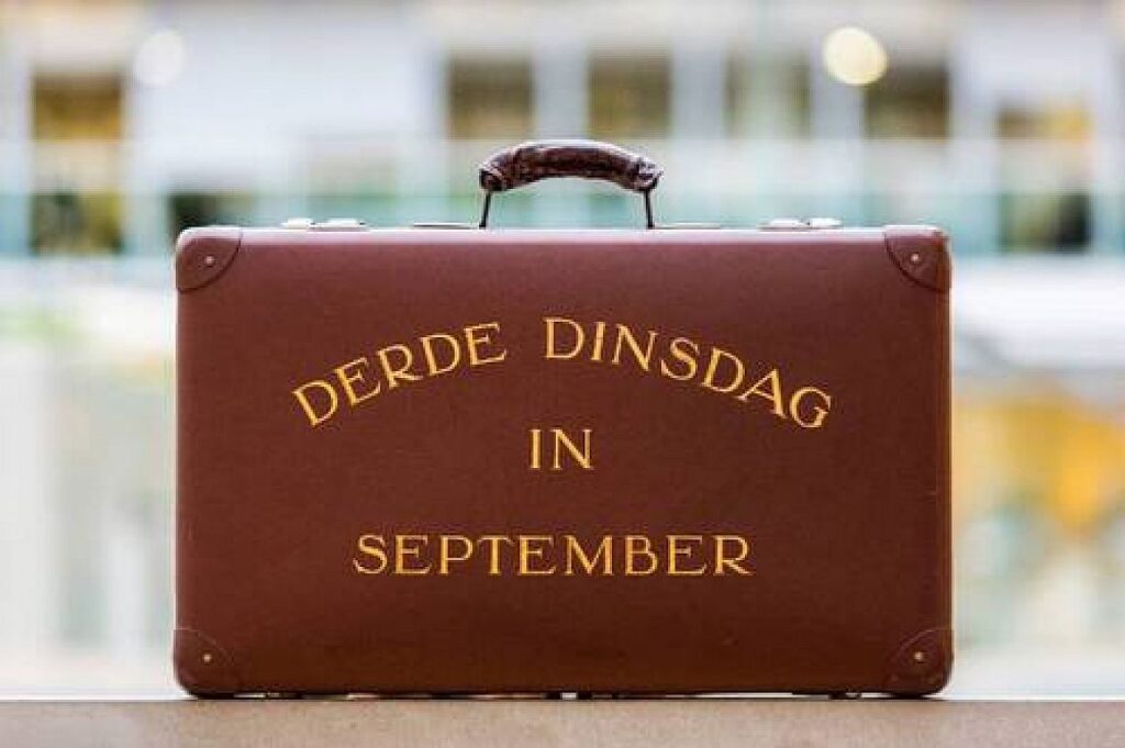 Koffertje met daarop de tekst: derde dinsdag in september.