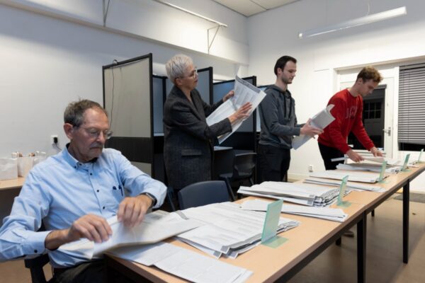 Leden van een stembureau tellen de uitgebrachte stemmen bij de Tweede Kamerverkiezingen.