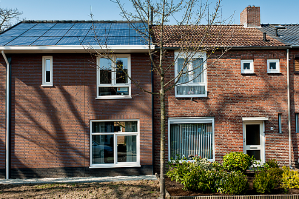 Twee woningen in een rijtje. Hoekwoning is verduurzaamd. De woning ernaast niet.