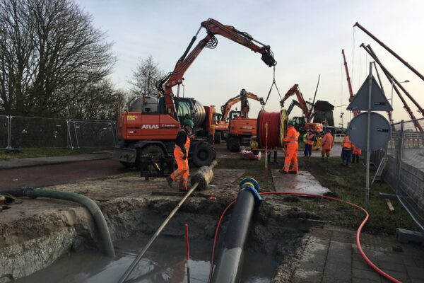 Werklui bij boorgat voor warmtenetbuizen