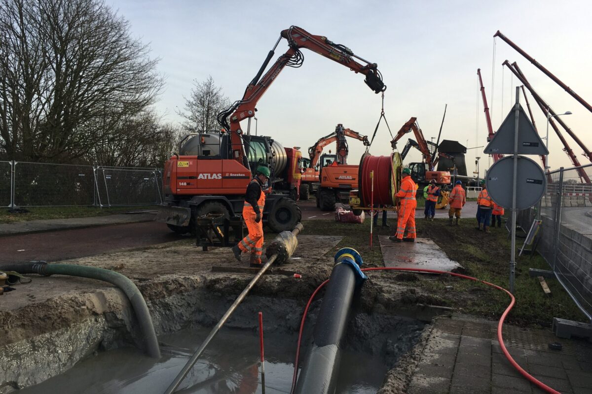 Werklui bij boorgat voor warmtenetbuizen