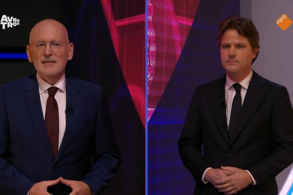 Screenshot van de tv-uitzending van Jinek. In beeld zijn Frans Timmermans en Henri Bontenbal tegenover elkaar.