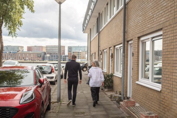 Het complex van bewoners Paul en Elsbeth ligt aan het IJ in Amsterdam
