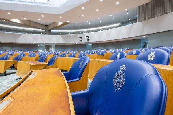 Lege stoelen in Tweede Kamer