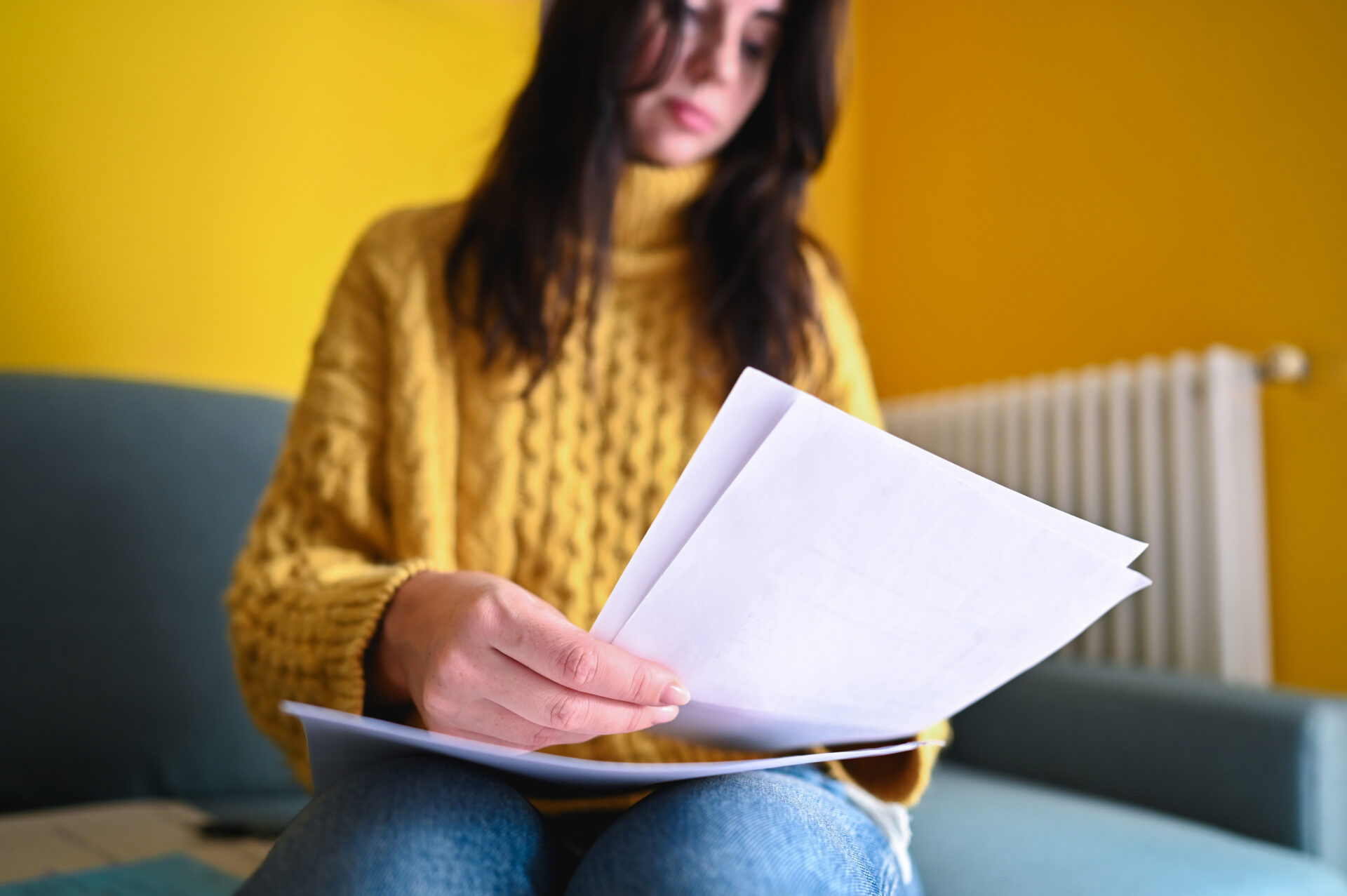 Vrouw bekijkt energierekening