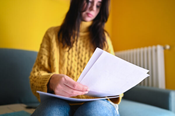 Vrouw bekijkt energierekening