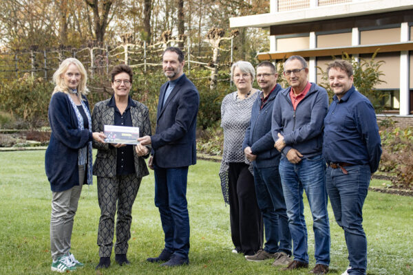 Drentse huurdersorganisaties overhandigen rapport over onderzoek naar versterken huurdersvertegenwoordiging