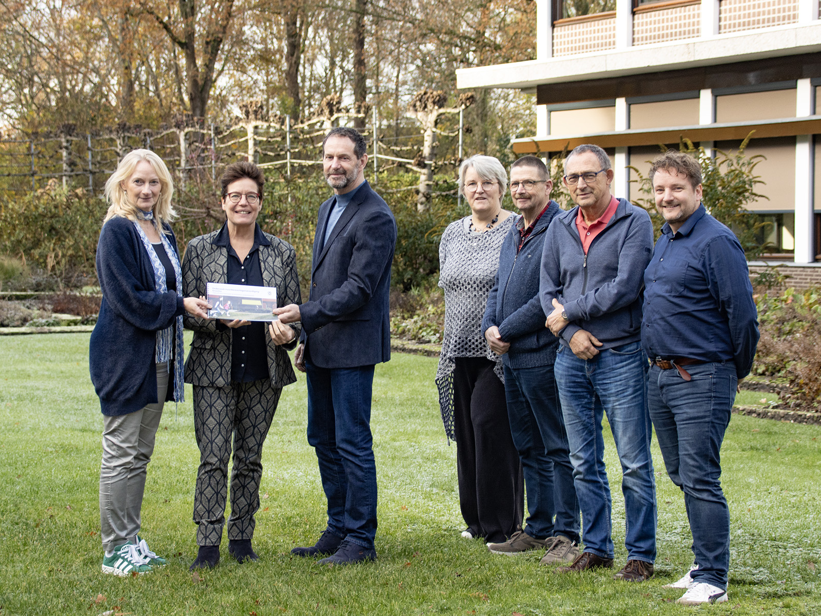 Drentse huurdersorganisaties overhandigen rapport over onderzoek naar versterken huurdersvertegenwoordiging