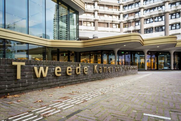 De publieksingang van het Tweede Kamergebouw in Den Haag.