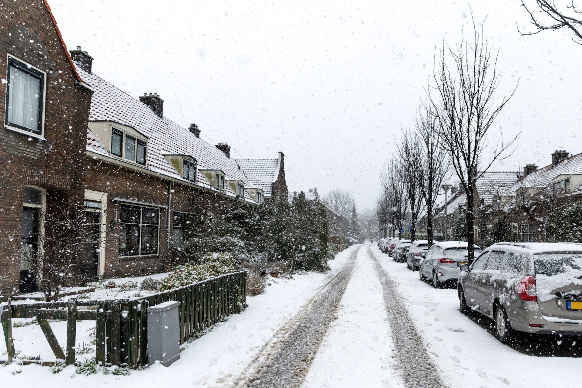 Een besneeuwde woonwijk in Nederland.