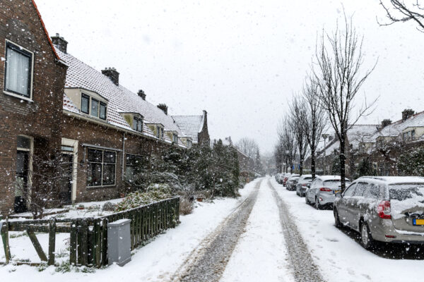 Een besneeuwde woonwijk in Nederland.
