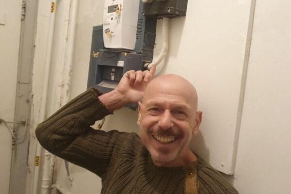 Onno Stokvis bij de stroomaansluiting van het trappenhuis