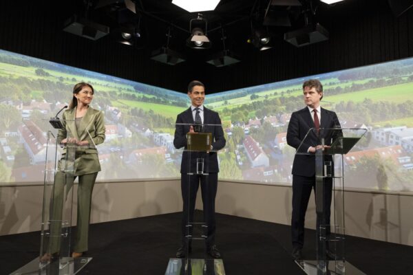 Partijleiders Rob Jetten (D66), Henri Bontenbal (CDA) en Dilan Yesilgoz (VVD) staan naast elkaar, tegenover de pers in Nieuwspoort