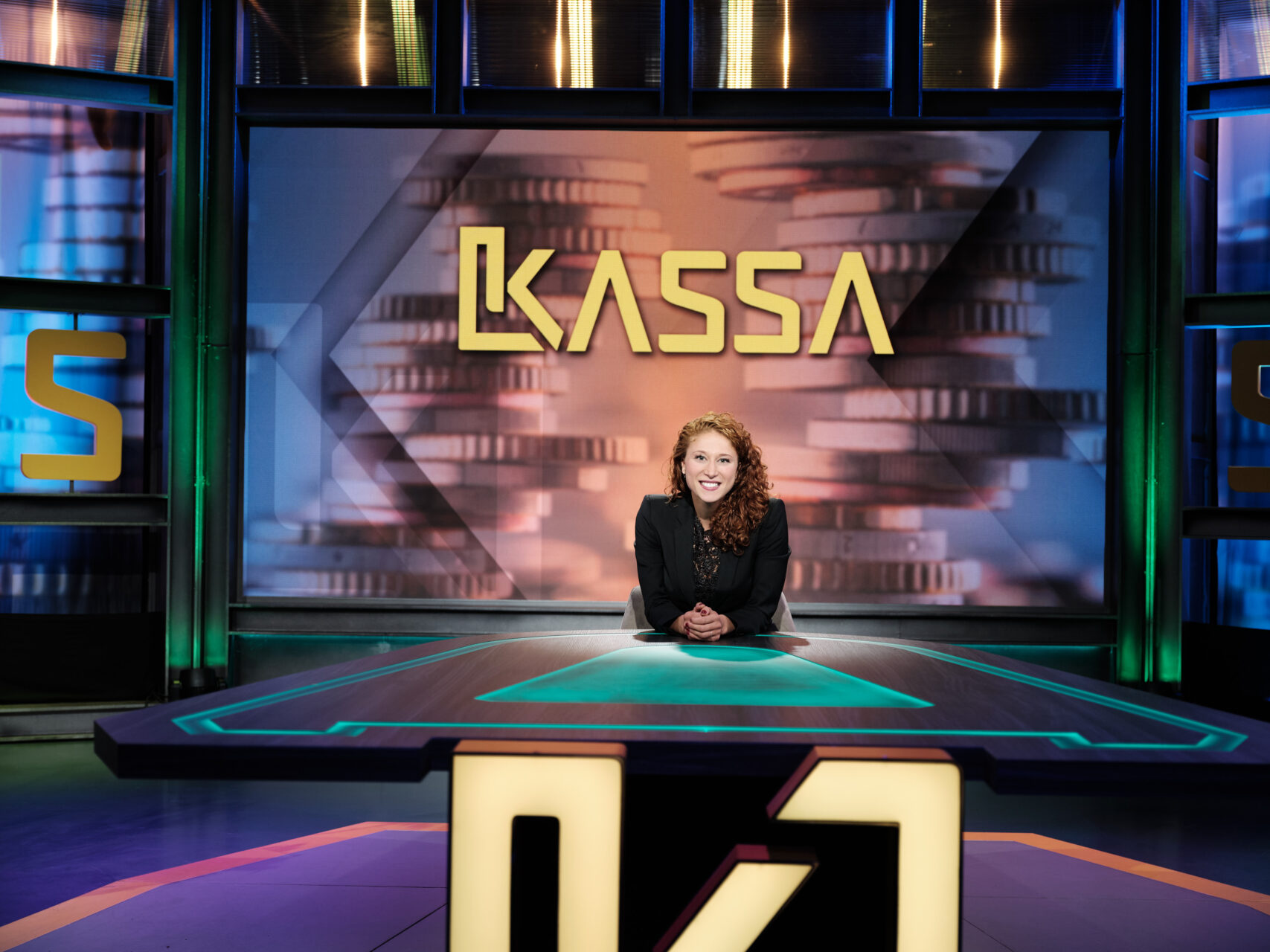 Presentatrice Amber Kortzorg in de tv-studio van Kassa