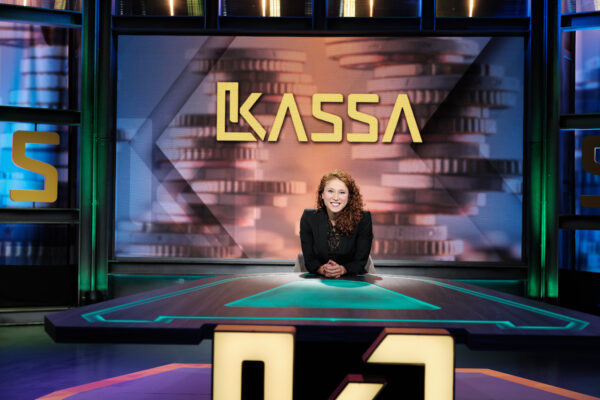 Presentatrice Amber Kortzorg in de tv-studio van Kassa