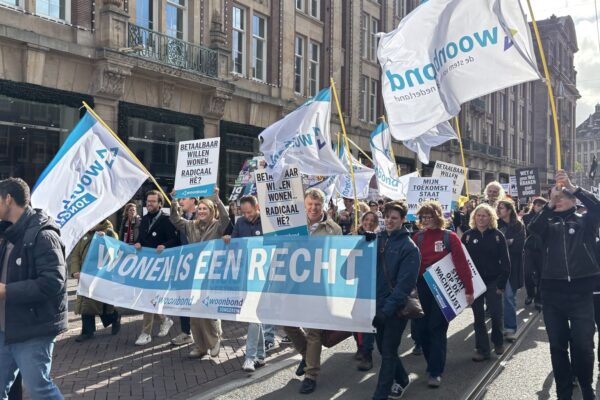Tijdens het Woonprotest op 10 oktober 2026 liep de Woonbond mee in de mars door Amsterdam