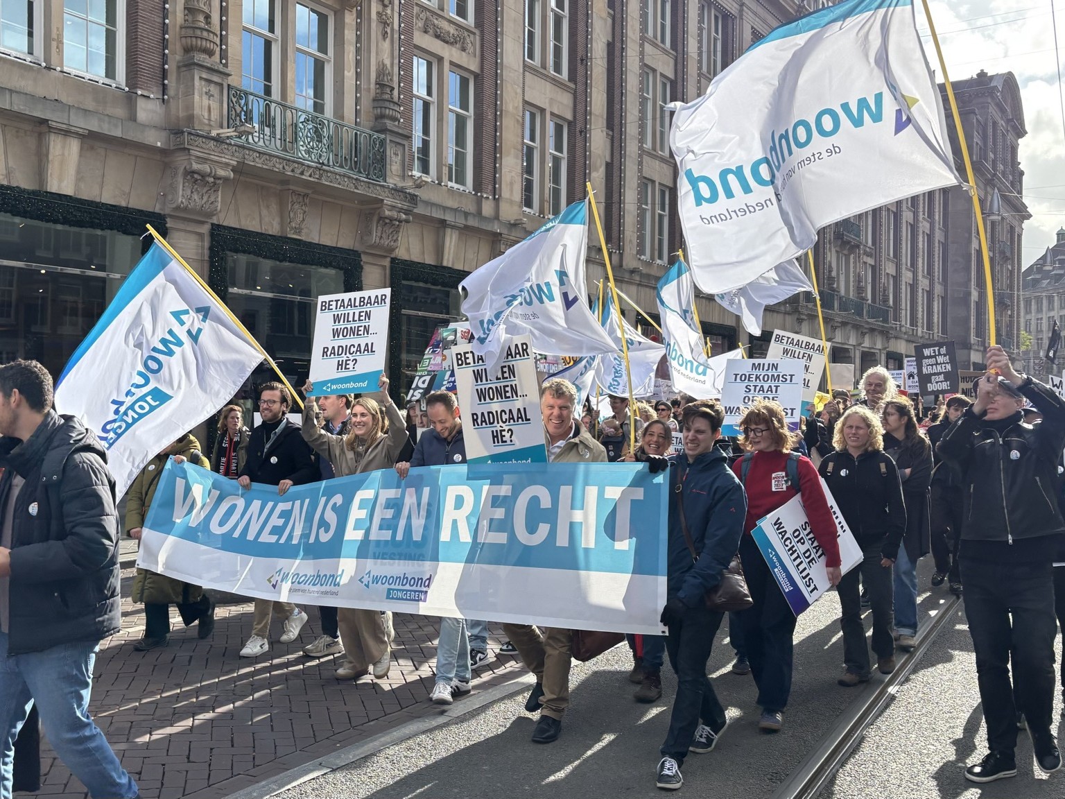 Tijdens het Woonprotest op 10 oktober 2026 liep de Woonbond mee in de mars door Amsterdam